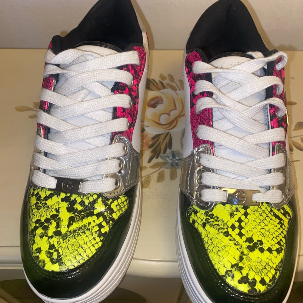 Preowned Women’s Genuine GBG By Guess Los Angeles Rigster  Sneakers Size 9.5